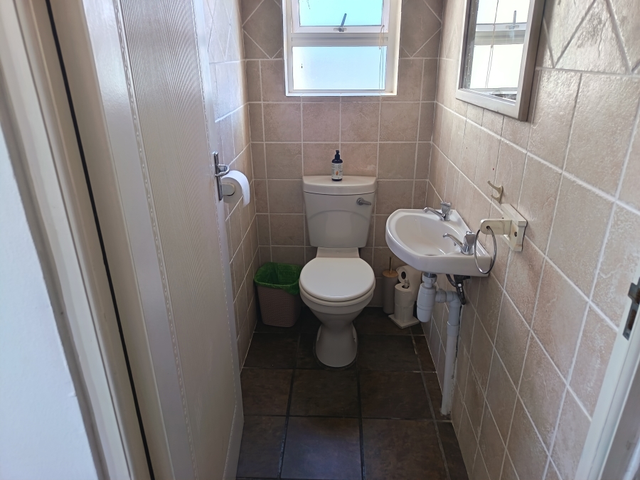 To Let 4 Bedroom Property for Rent in Hoogland Western Cape